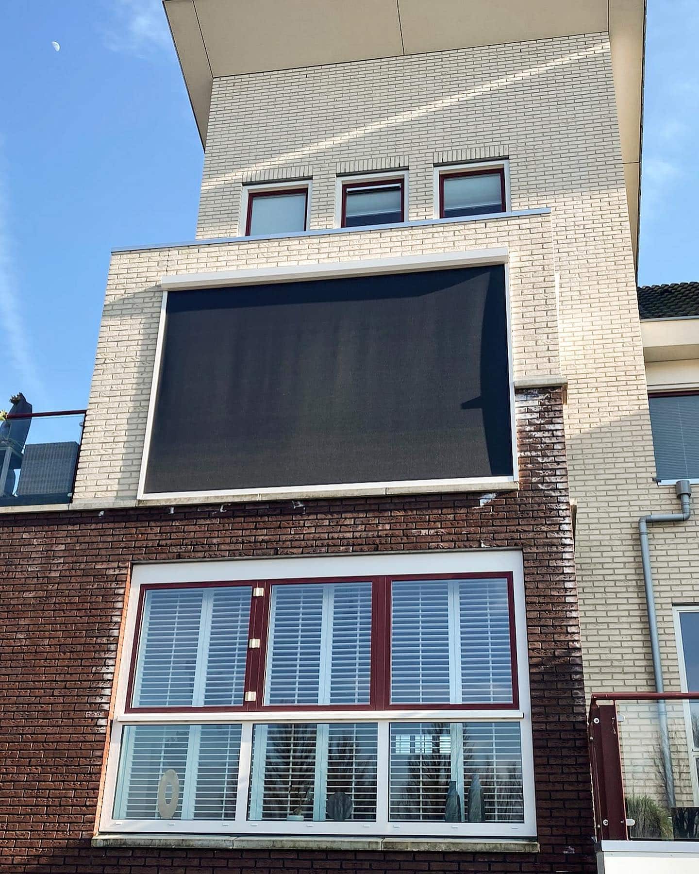 groot-screen-bij-woning-geplaatst